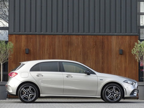 Mercedes-Benz A-Klasse 250e 215PK automaat / AMG Line / 2020 / LED