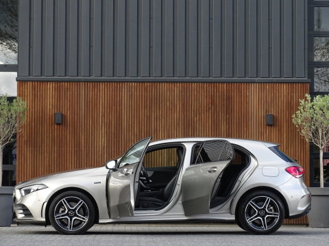 Mercedes-Benz A-Klasse 250e 215PK automaat / AMG Line / 2020 / LED