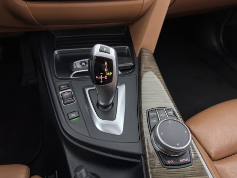 BMW 3 Serie Touring 318i Luxury Edition (INCL-BTW) Aut. *PANO | LEATHER | FULL-LED | HEATED-SPORTSEATS | DIGI-COCKPIT | NAVI-FULLMAP | ECC | PDC | CRUISE | TOWBAR | 17''ALU*