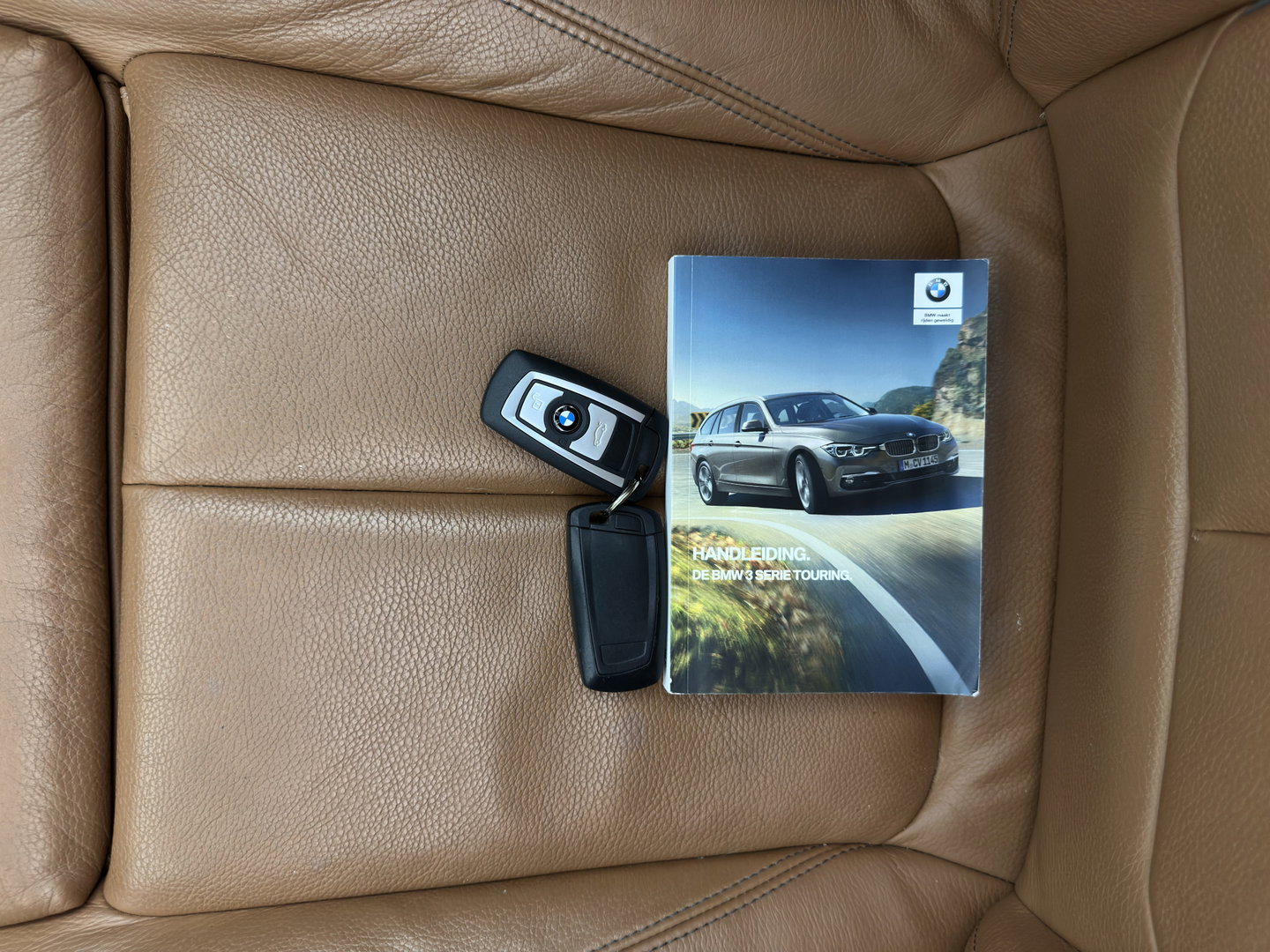 BMW 3 Serie Touring 318i Luxury Edition (INCL-BTW) Aut. *PANO | LEATHER | FULL-LED | HEATED-SPORTSEATS | DIGI-COCKPIT | NAVI-FULLMAP | ECC | PDC | CRUISE | TOWBAR | 17''ALU*