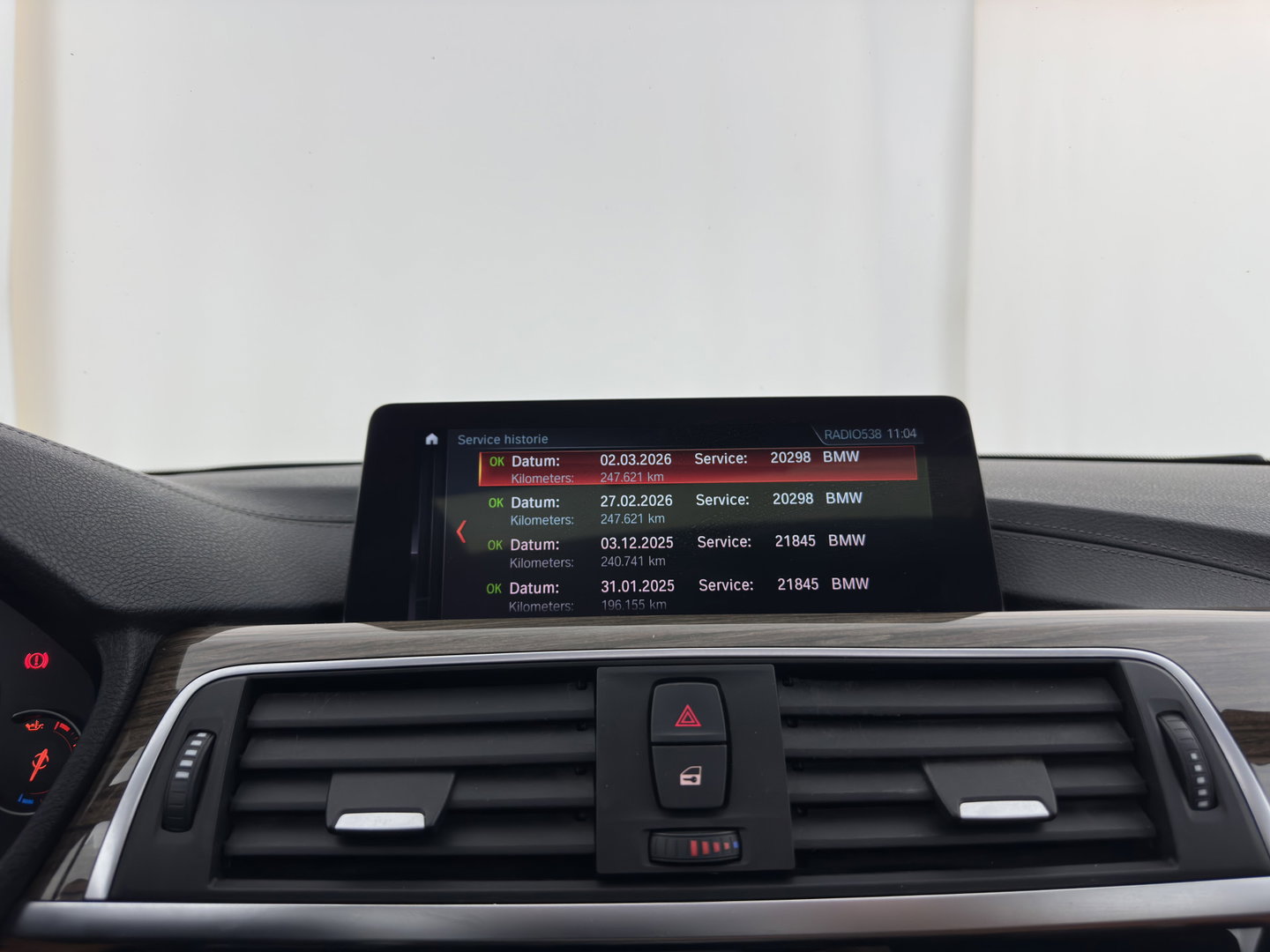 BMW 3 Serie Touring 318i Luxury Edition (INCL-BTW) Aut. *PANO | LEATHER | FULL-LED | HEATED-SPORTSEATS | DIGI-COCKPIT | NAVI-FULLMAP | ECC | PDC | CRUISE | TOWBAR | 17''ALU*