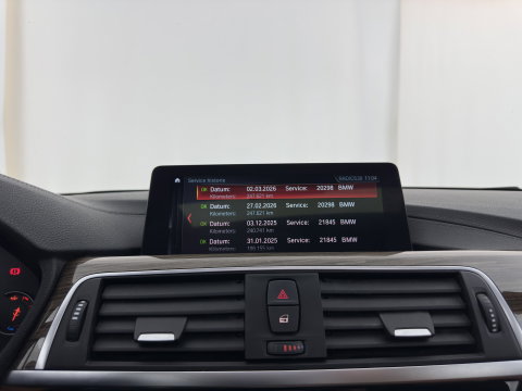 BMW 3 Serie Touring 318i Luxury Edition (INCL-BTW) Aut. *PANO | LEATHER | FULL-LED | HEATED-SPORTSEATS | DIGI-COCKPIT | NAVI-FULLMAP | ECC | PDC | CRUISE | TOWBAR | 17''ALU*