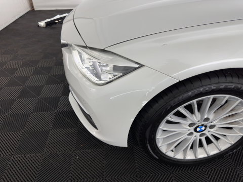 BMW 3 Serie Touring 318i Luxury Edition (INCL-BTW) Aut. *PANO | LEATHER | FULL-LED | HEATED-SPORTSEATS | DIGI-COCKPIT | NAVI-FULLMAP | ECC | PDC | CRUISE | TOWBAR | 17''ALU*