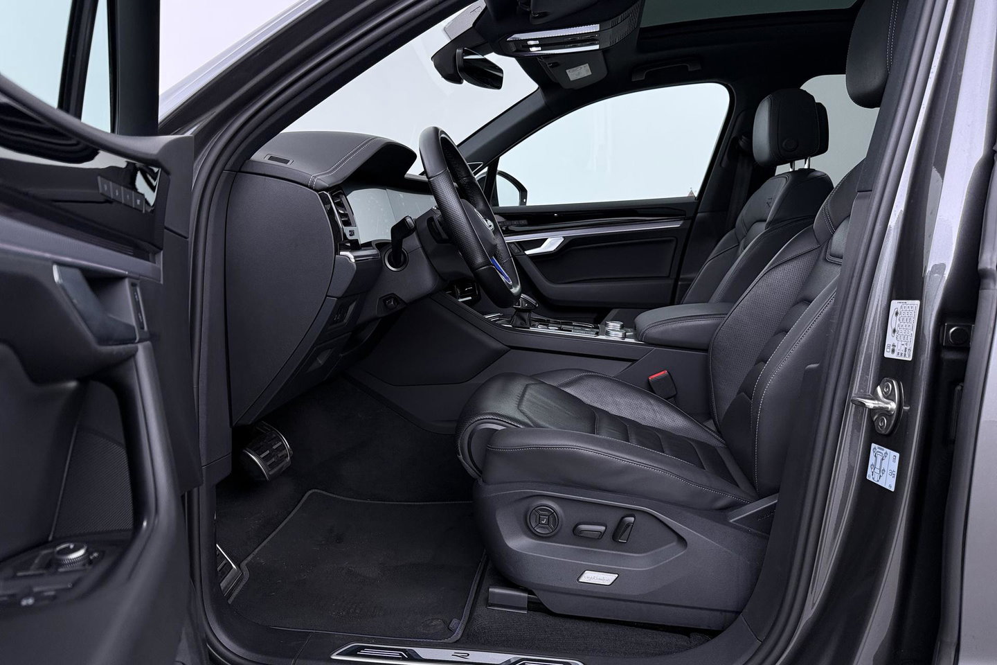 Volkswagen Touareg 3.0 TSi eHybrid 4MOTION R | Luchtvering | Panoramadak | Dynaudio | 360° Camera | Head-Up | Trekhaak | Massage | ACC