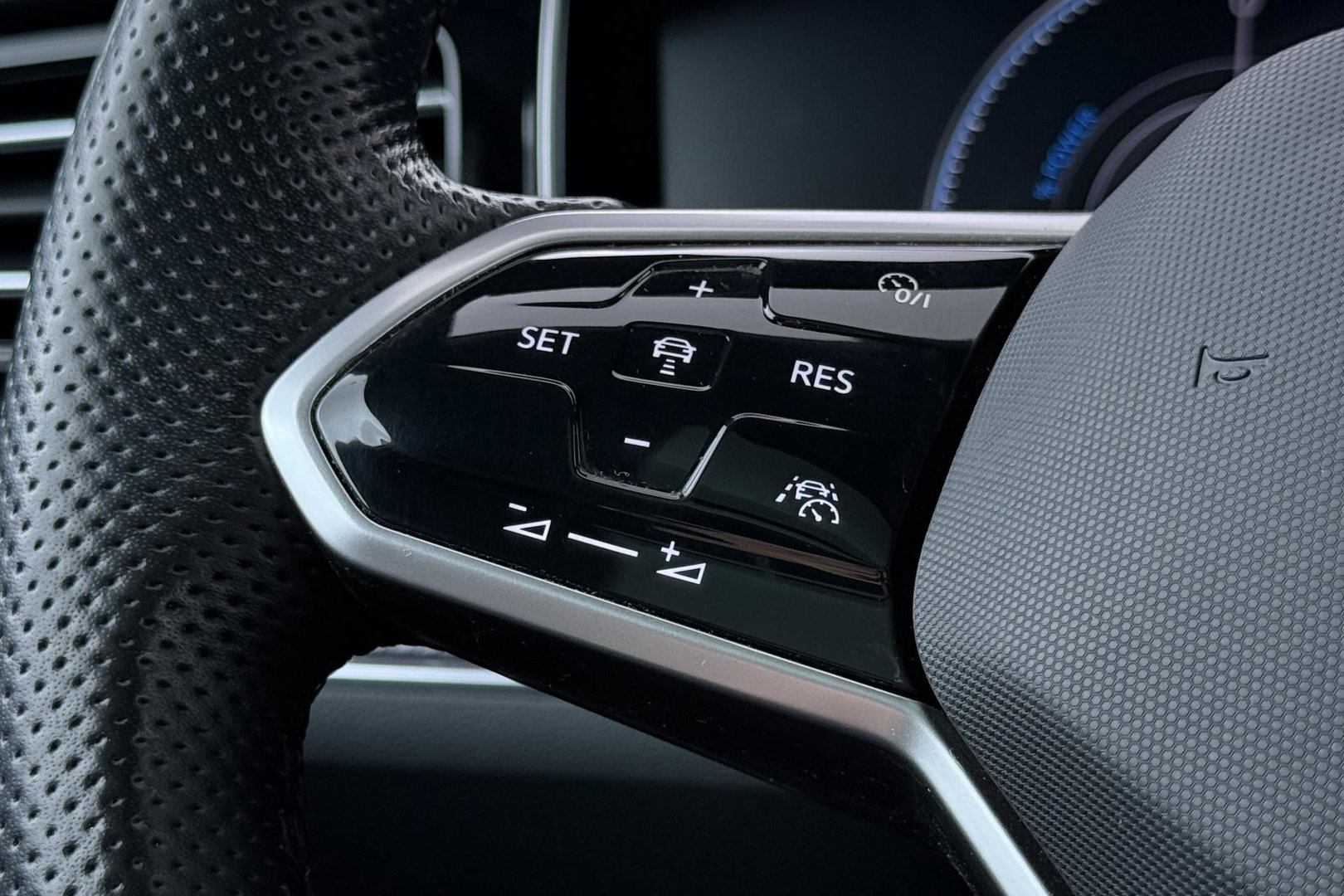 Volkswagen Touareg 3.0 TSi eHybrid 4MOTION R | Luchtvering | Panoramadak | Dynaudio | 360° Camera | Head-Up | Trekhaak | Massage | ACC