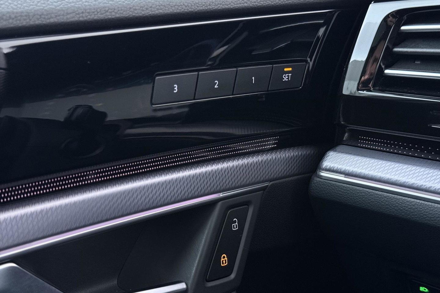 Volkswagen Touareg 3.0 TSi eHybrid 4MOTION R | Luchtvering | Panoramadak | Dynaudio | 360° Camera | Head-Up | Trekhaak | Massage | ACC