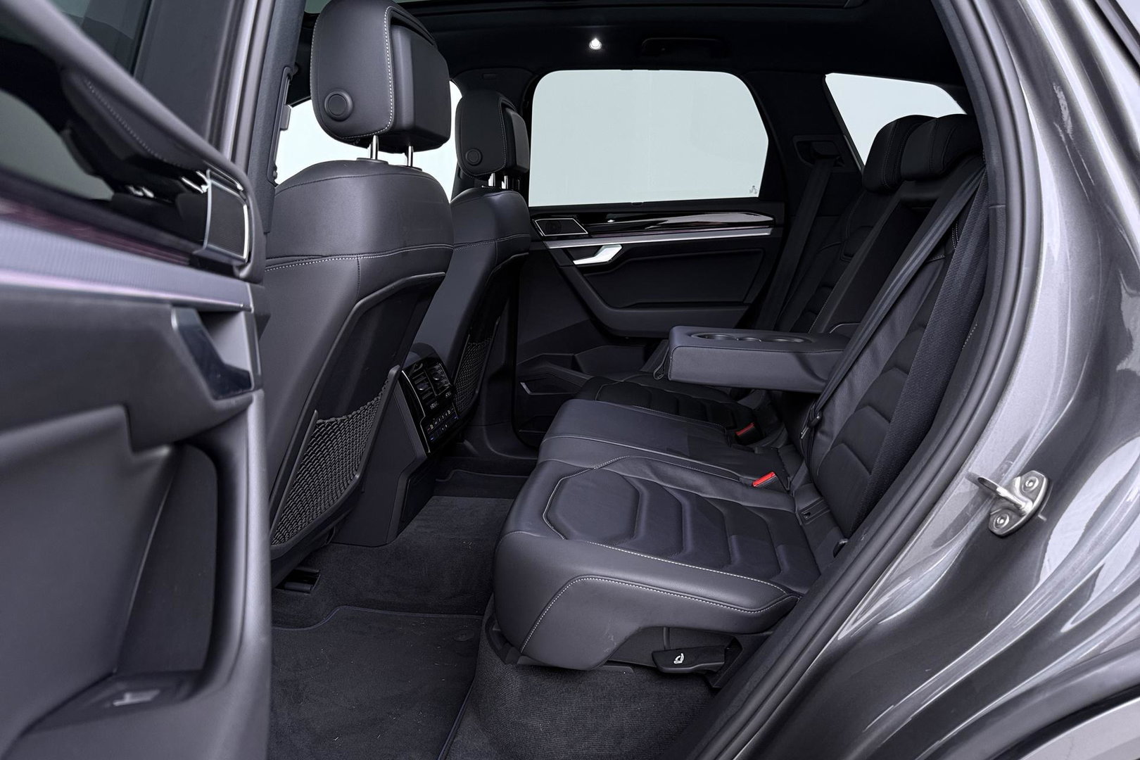 Volkswagen Touareg 3.0 TSi eHybrid 4MOTION R | Luchtvering | Panoramadak | Dynaudio | 360° Camera | Head-Up | Trekhaak | Massage | ACC