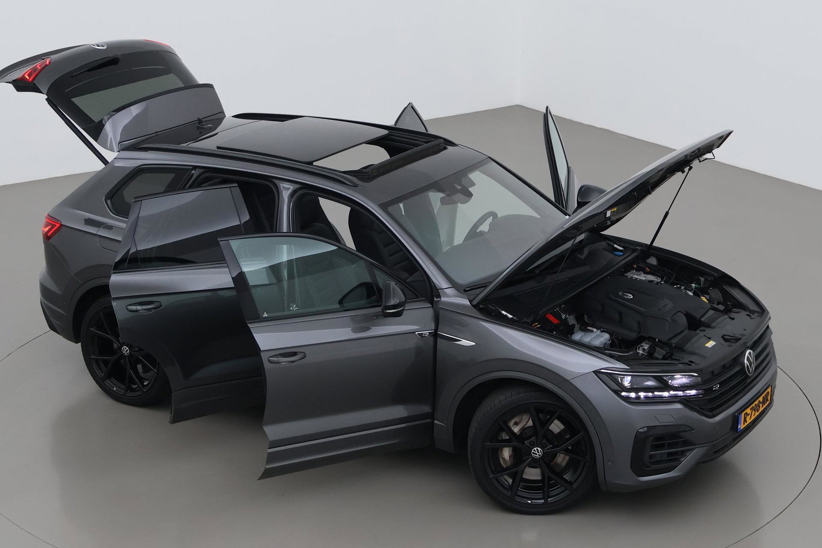 Volkswagen Touareg 3.0 TSi eHybrid 4MOTION R | Luchtvering | Panoramadak | Dynaudio | 360° Camera | Head-Up | Trekhaak | Massage | ACC