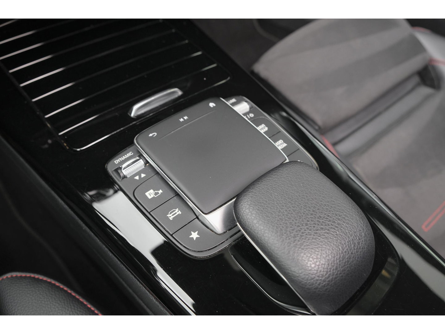 Mercedes-Benz CLA-Klasse CLA250 AMG 224pk Panoramadak Night pakket Widescreen Sfeerverlichting 19" LMV