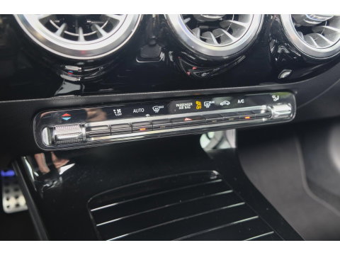 Mercedes-Benz CLA-Klasse CLA250 AMG 224pk Panoramadak Night pakket Widescreen Sfeerverlichting 19" LMV