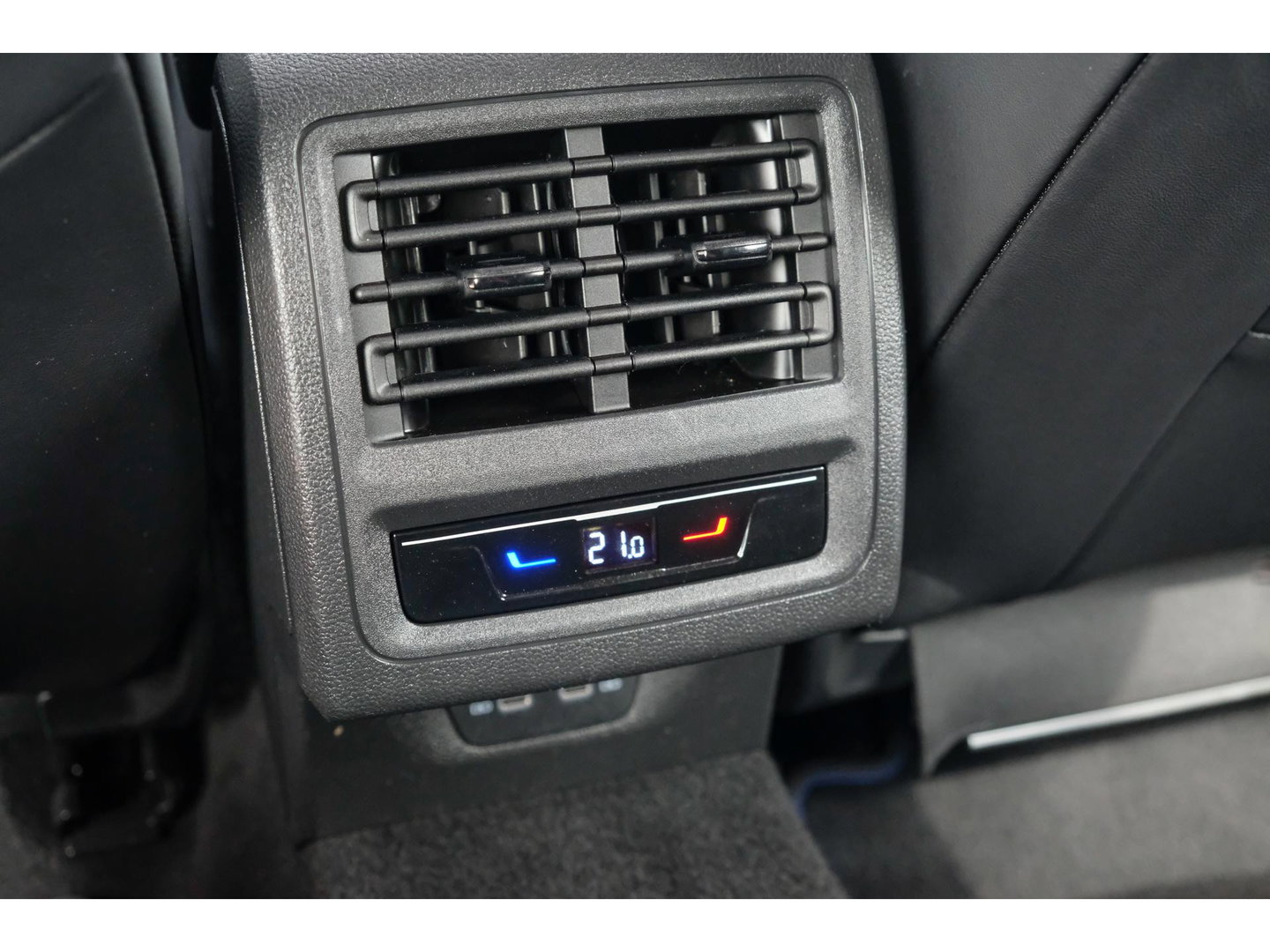 Volkswagen Golf R 2.0 TSI 320pk 8R 4Motion Performance Akrapovic Panoramadak Black edition IQ light DCC Camera