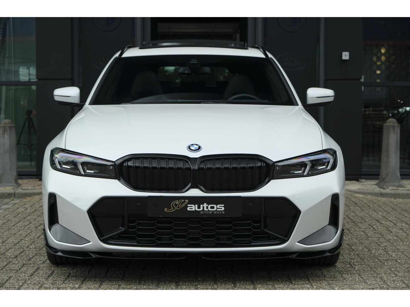 BMW 3 Serie Touring 330e xDrive M-sport M3 stoelen Panoramadak *SOH 98%* Memory *BTW* Black pack NLauto 19" LMV