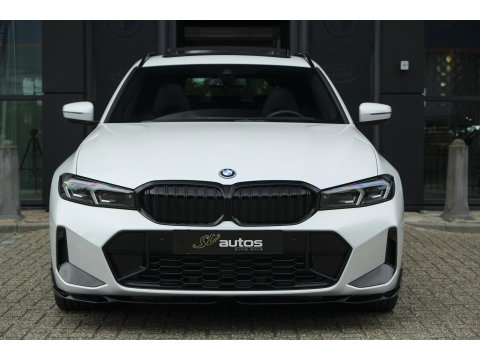 BMW 3 Serie Touring 330e xDrive M-sport M3 stoelen Panoramadak *SOH 98%* Memory *BTW* Black pack NLauto 19" LMV