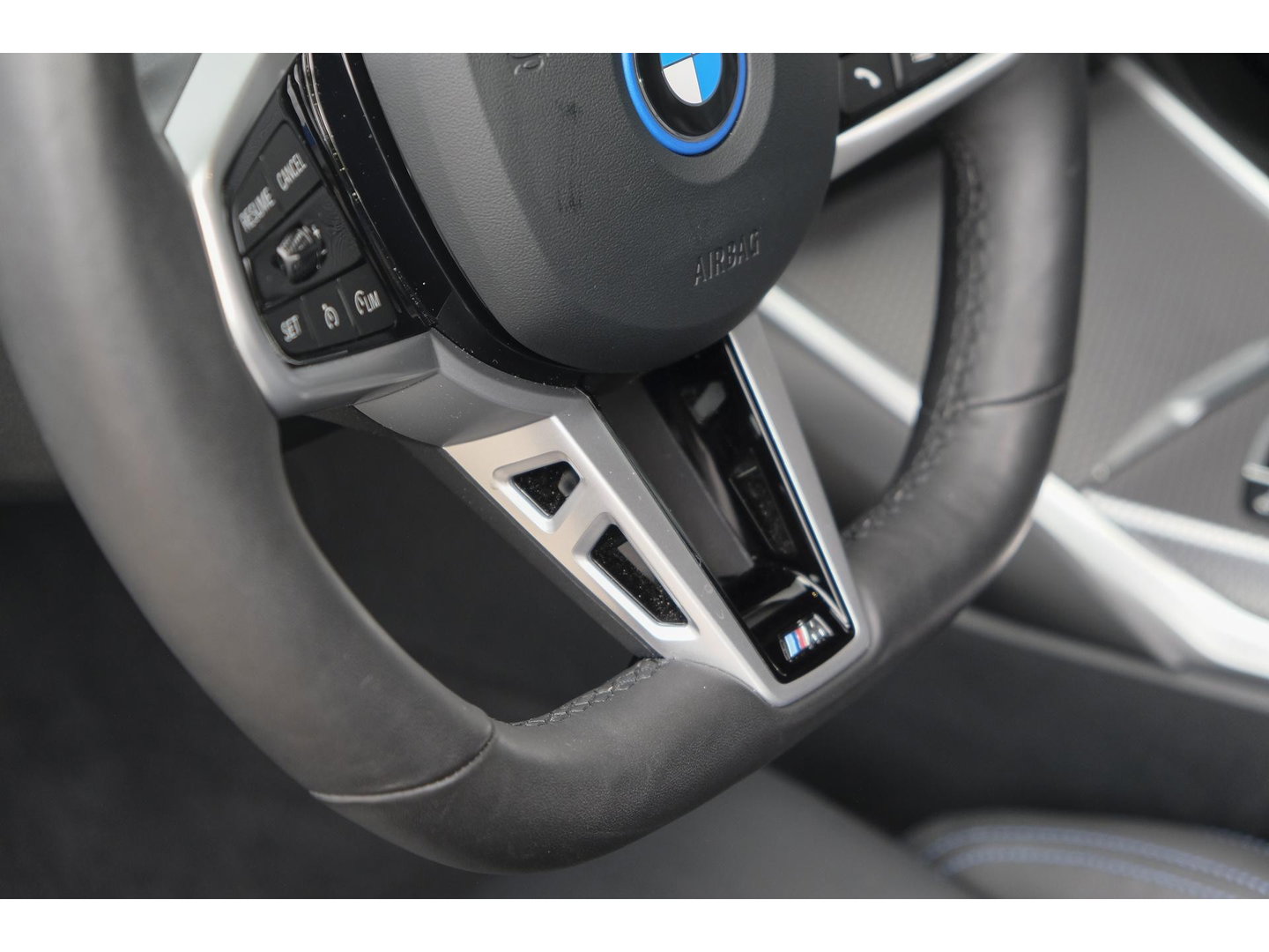 BMW 3 Serie Touring 330e xDrive M-sport M3 stoelen Panoramadak *SOH 98%* Memory *BTW* Black pack NLauto 19" LMV