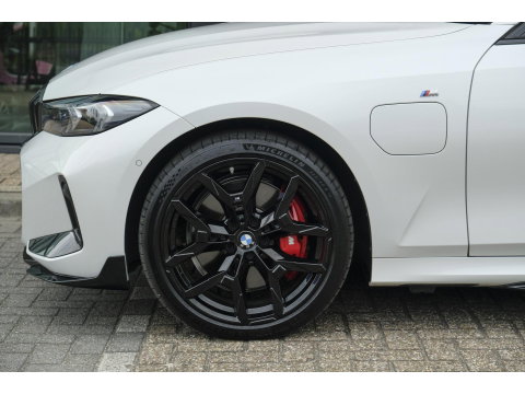 BMW 3 Serie Touring 330e xDrive M-sport M3 stoelen Panoramadak *SOH 98%* Memory *BTW* Black pack NLauto 19" LMV