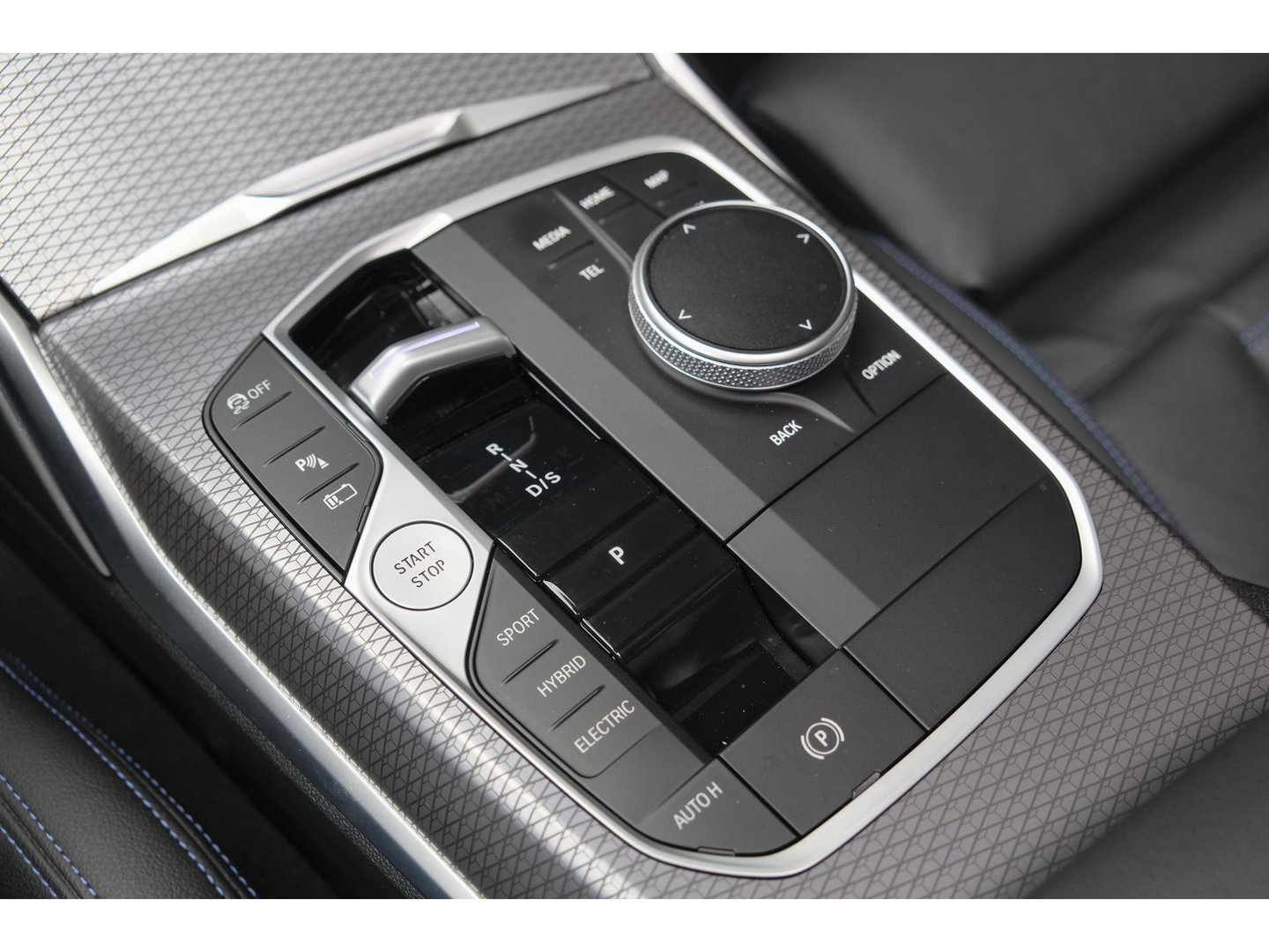 BMW 3 Serie Touring 330e xDrive M-sport M3 stoelen Panoramadak *SOH 98%* Memory *BTW* Black pack NLauto 19" LMV