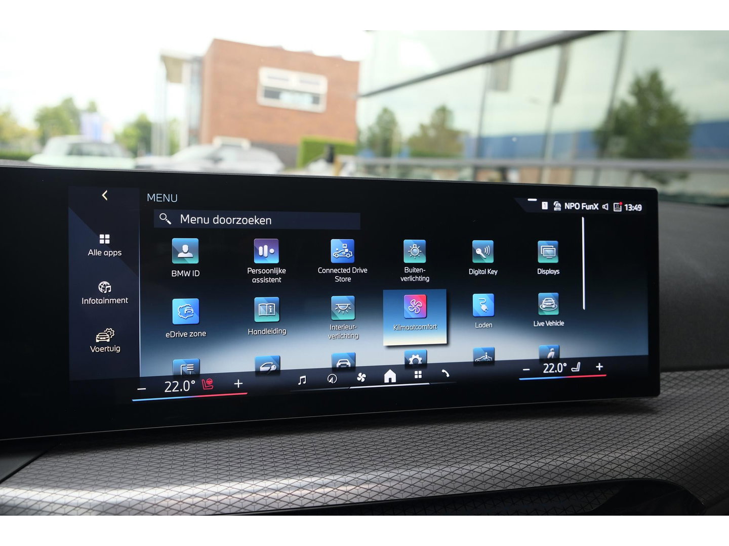 BMW 3 Serie Touring 330e xDrive M-sport M3 stoelen Panoramadak *SOH 98%* Memory *BTW* Black pack NLauto 19" LMV