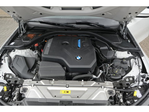 BMW 3 Serie Touring 330e xDrive M-sport M3 stoelen Panoramadak *SOH 98%* Memory *BTW* Black pack NLauto 19" LMV