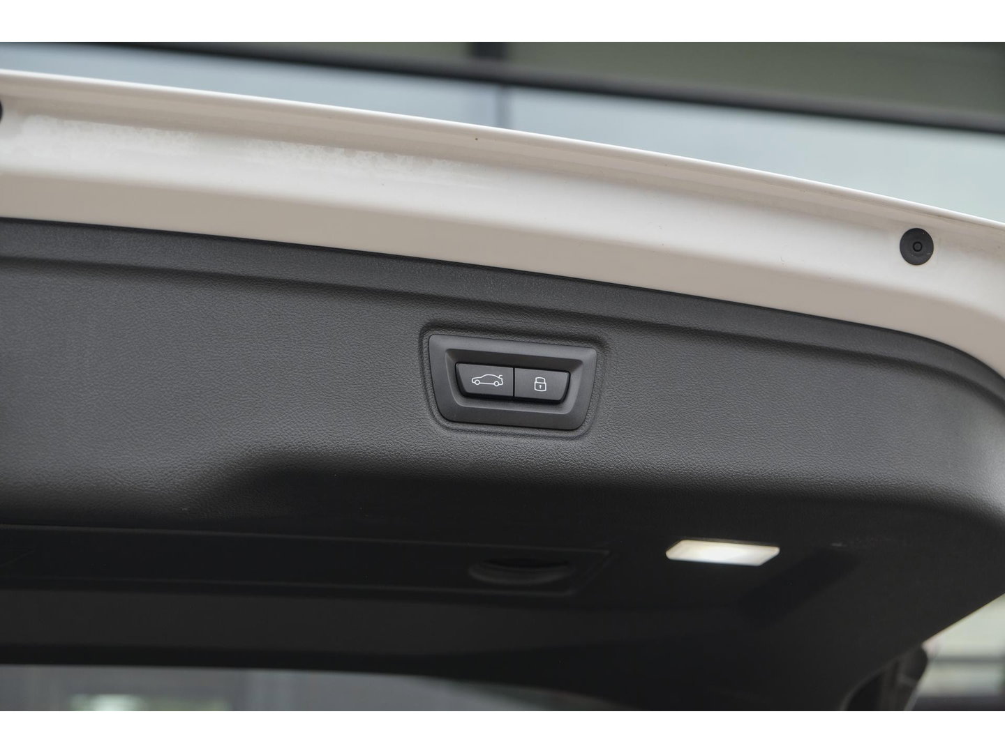 BMW 3 Serie Touring 330e xDrive M-sport M3 stoelen Panoramadak *SOH 98%* Memory *BTW* Black pack NLauto 19" LMV