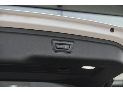 BMW 3 Serie Touring 330e xDrive M-sport M3 stoelen Panoramadak *SOH 98%* Memory *BTW* Black pack NLauto 19" LMV