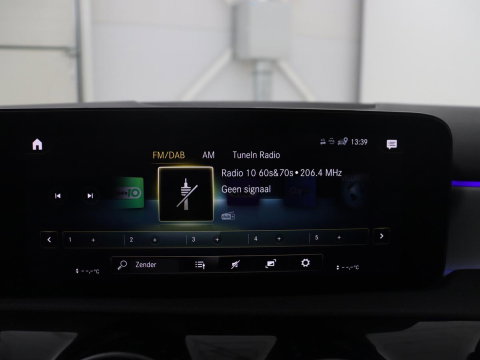 Mercedes-Benz A-Klasse 200 Business Solution AMG | Pano.Dak | Camera | Navigatie | Apple Carplay | LED