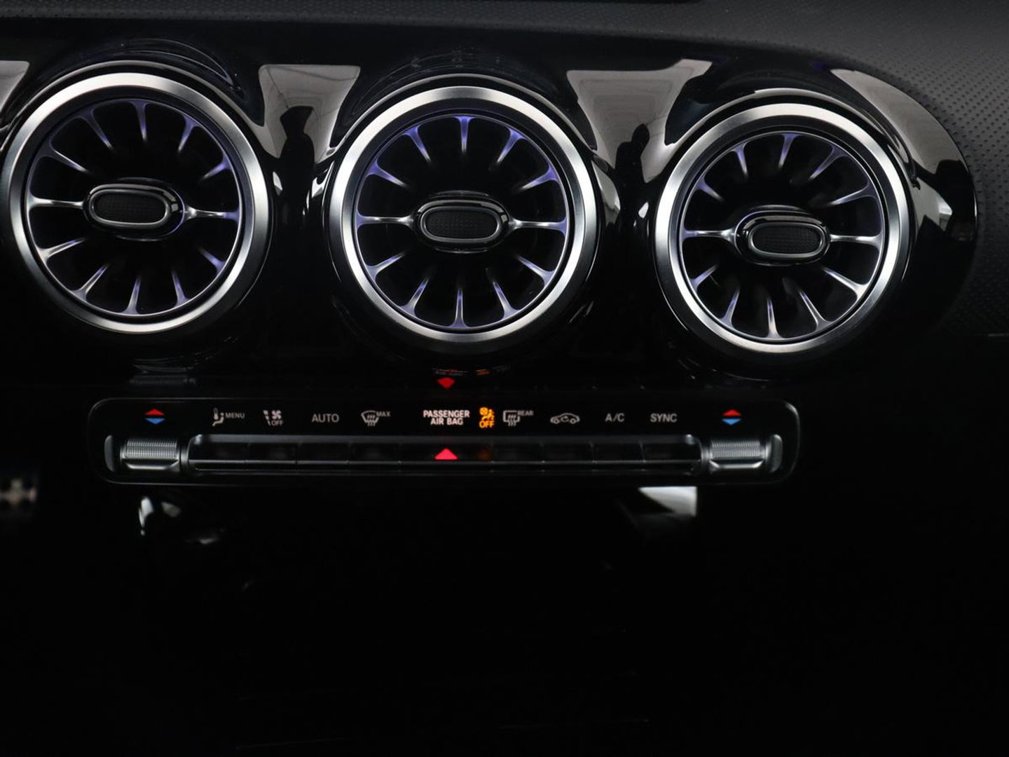 Mercedes-Benz A-Klasse 200 Business Solution AMG | Pano.Dak | Camera | Navigatie | Apple Carplay | LED