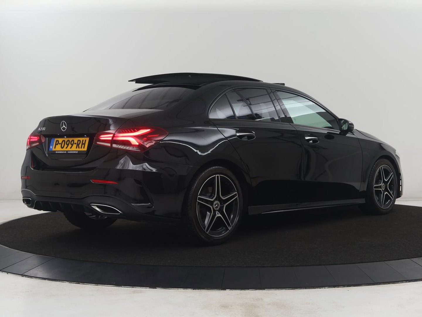Mercedes-Benz A-Klasse 200 Business Solution AMG | Pano.Dak | Camera | Navigatie | Apple Carplay | LED