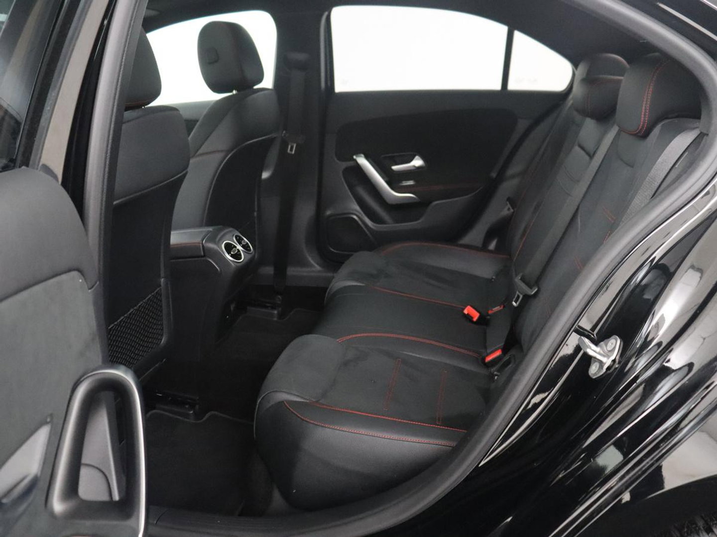 Mercedes-Benz A-Klasse 200 Business Solution AMG | Pano.Dak | Camera | Navigatie | Apple Carplay | LED