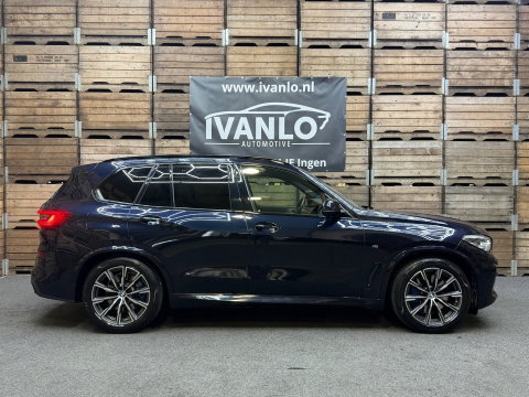 BMW X5 XDrive45e High Executive, Pano, 20"LM, Adptieve Cruise, HuD, Harman Kardon, Luchtvering, Stoel-Stuur en Achterbank verw.