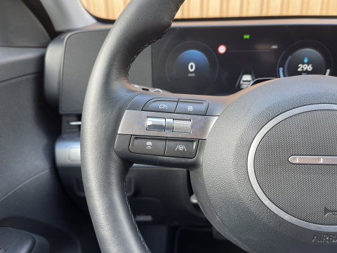 Hyundai KONA Electric Standard Range Pure Edition 48.6 kWh | Draadloze Apple Carplay | Android Auto | Rijmodus Regeling | Lane Assist | Stuurwielverwarming |