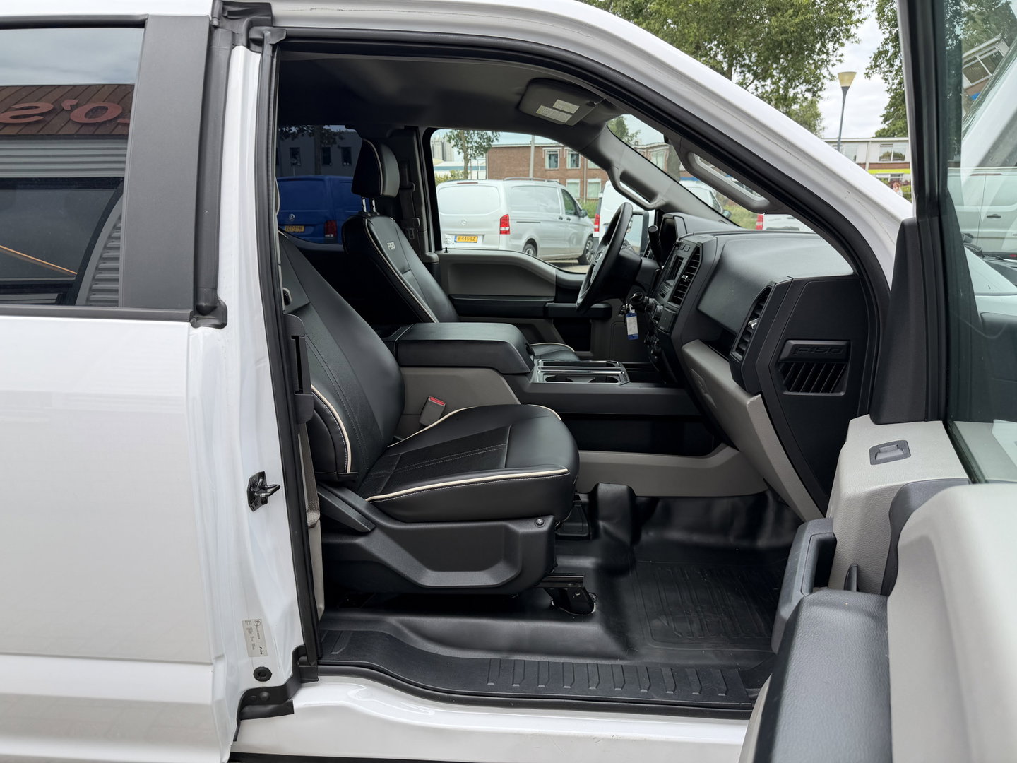 Ford F 150 XL V6 330pk automaat 4x4 / 5 persoons / Prins LPG / vaste prijs rijklaar € 24.950 ex btw / airco / cruise / leer / stoelverwarming / trekhaak / euro 6