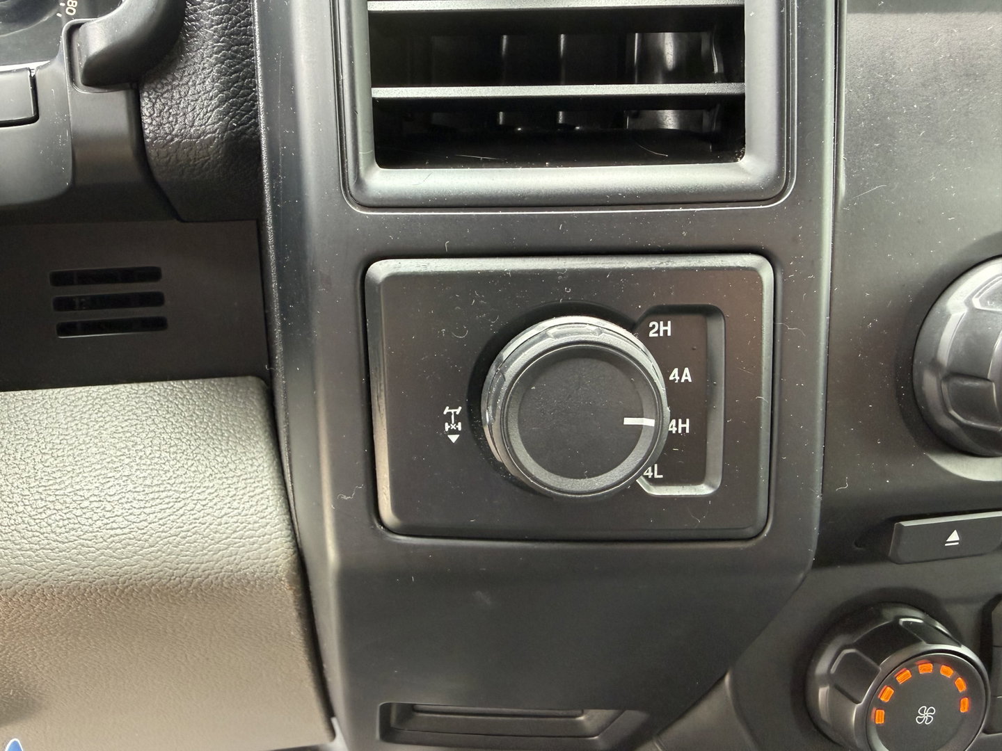 Ford F 150 XL V6 330pk automaat 4x4 / 5 persoons / Prins LPG / vaste prijs rijklaar € 24.950 ex btw / airco / cruise / leer / stoelverwarming / trekhaak / euro 6