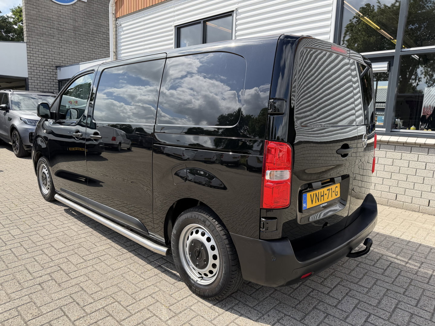 Opel Vivaro 1.5 CDTI L2H1 Edition / vaste prijs rijklaar € 18.950 ex btw / euro 6 / bpm vrij / lease vanaf € 319 / dubbele schuifdeur / zwart metallic / trekhaak / pdc voor en achter