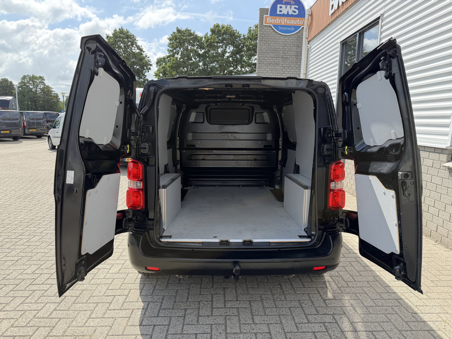 Opel Vivaro 1.5 CDTI L2H1 Edition / vaste prijs rijklaar € 18.950 ex btw / euro 6 / bpm vrij / lease vanaf € 319 / dubbele schuifdeur / zwart metallic / trekhaak / pdc voor en achter