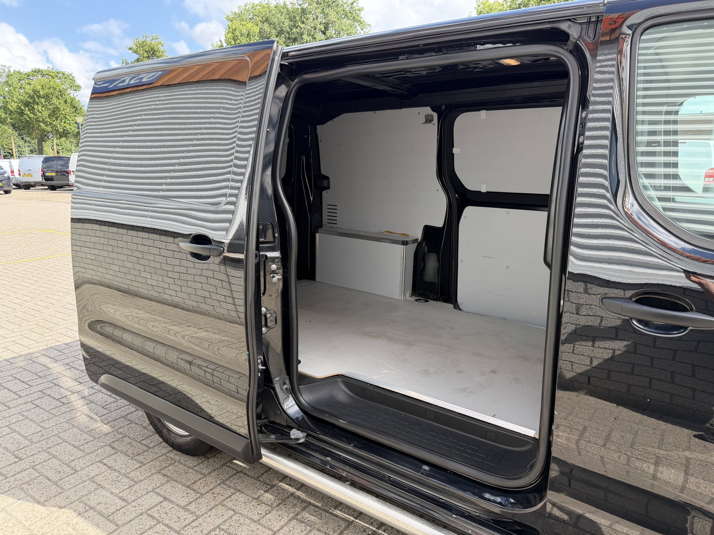 Opel Vivaro 1.5 CDTI L2H1 Edition / vaste prijs rijklaar € 18.950 ex btw / euro 6 / bpm vrij / lease vanaf € 319 / dubbele schuifdeur / zwart metallic / trekhaak / pdc voor en achter
