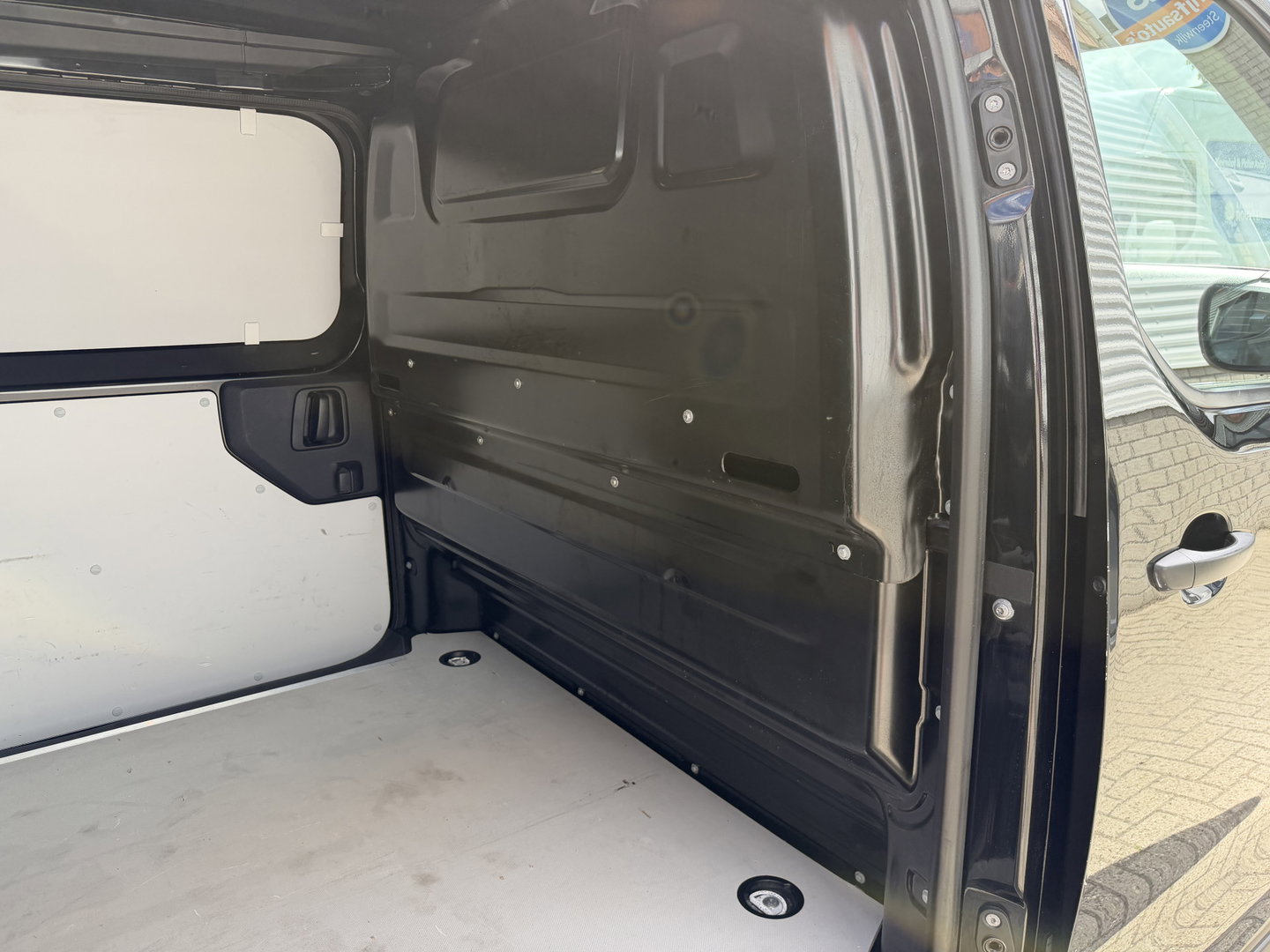 Opel Vivaro 1.5 CDTI L2H1 Edition / vaste prijs rijklaar € 18.950 ex btw / euro 6 / bpm vrij / lease vanaf € 319 / dubbele schuifdeur / zwart metallic / trekhaak / pdc voor en achter