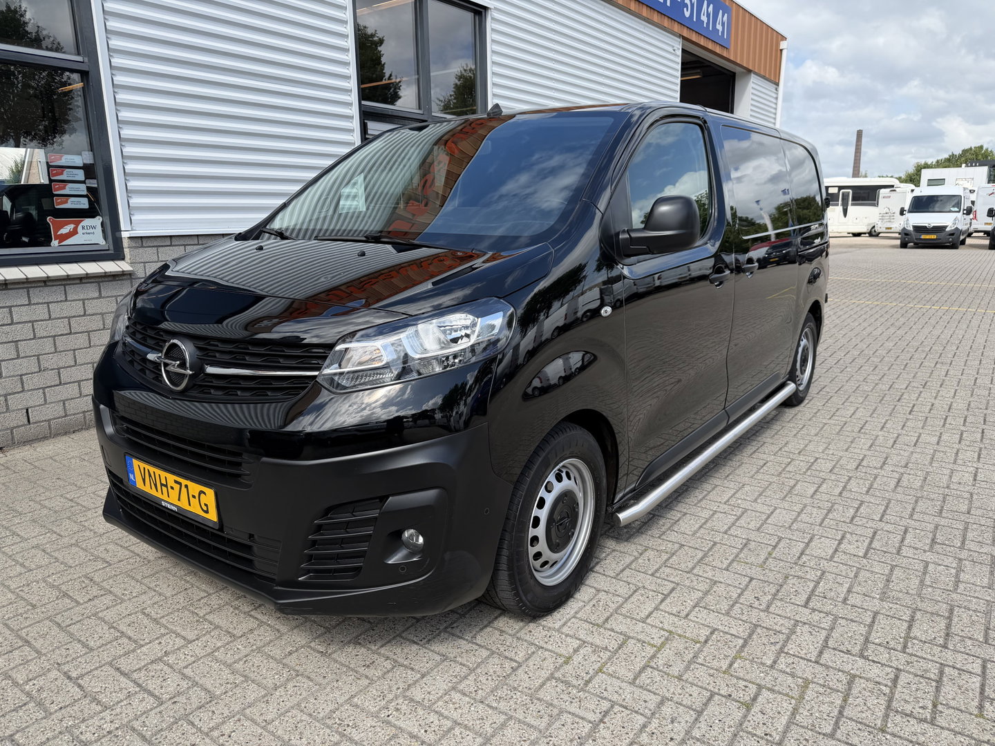 Opel Vivaro 1.5 CDTI L2H1 Edition / vaste prijs rijklaar € 18.950 ex btw / euro 6 / bpm vrij / lease vanaf € 319 / dubbele schuifdeur / zwart metallic / trekhaak / pdc voor en achter