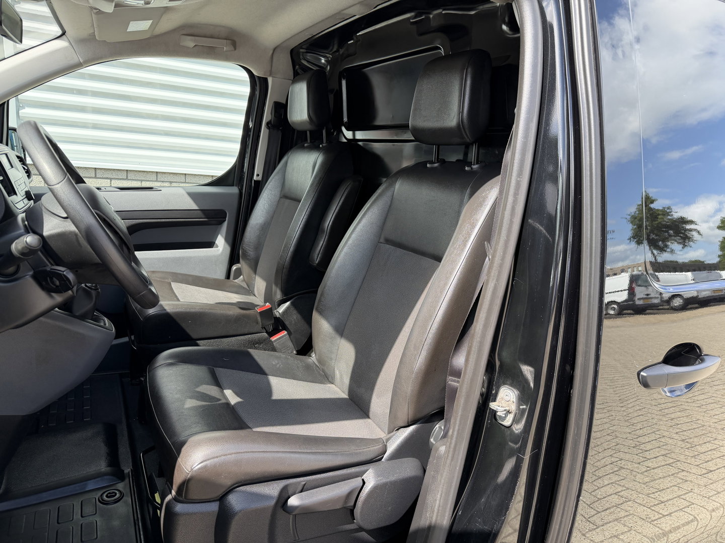 Opel Vivaro 1.5 CDTI L2H1 Edition / vaste prijs rijklaar € 18.950 ex btw / euro 6 / bpm vrij / lease vanaf € 319 / dubbele schuifdeur / zwart metallic / trekhaak / pdc voor en achter