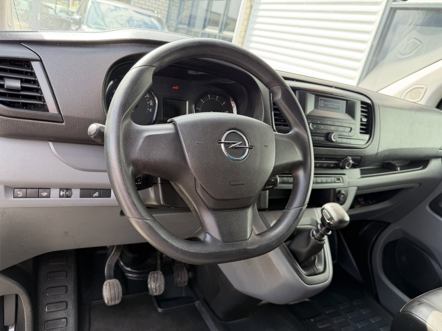 Opel Vivaro 1.5 CDTI L2H1 Edition / vaste prijs rijklaar € 18.950 ex btw / euro 6 / bpm vrij / lease vanaf € 319 / dubbele schuifdeur / zwart metallic / trekhaak / pdc voor en achter