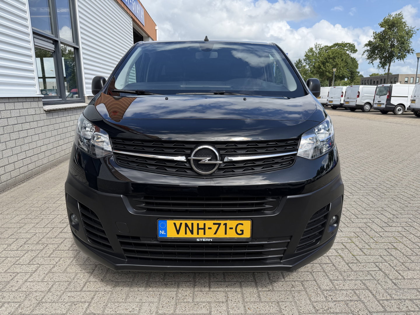 Opel Vivaro 1.5 CDTI L2H1 Edition / vaste prijs rijklaar € 18.950 ex btw / euro 6 / bpm vrij / lease vanaf € 319 / dubbele schuifdeur / zwart metallic / trekhaak / pdc voor en achter