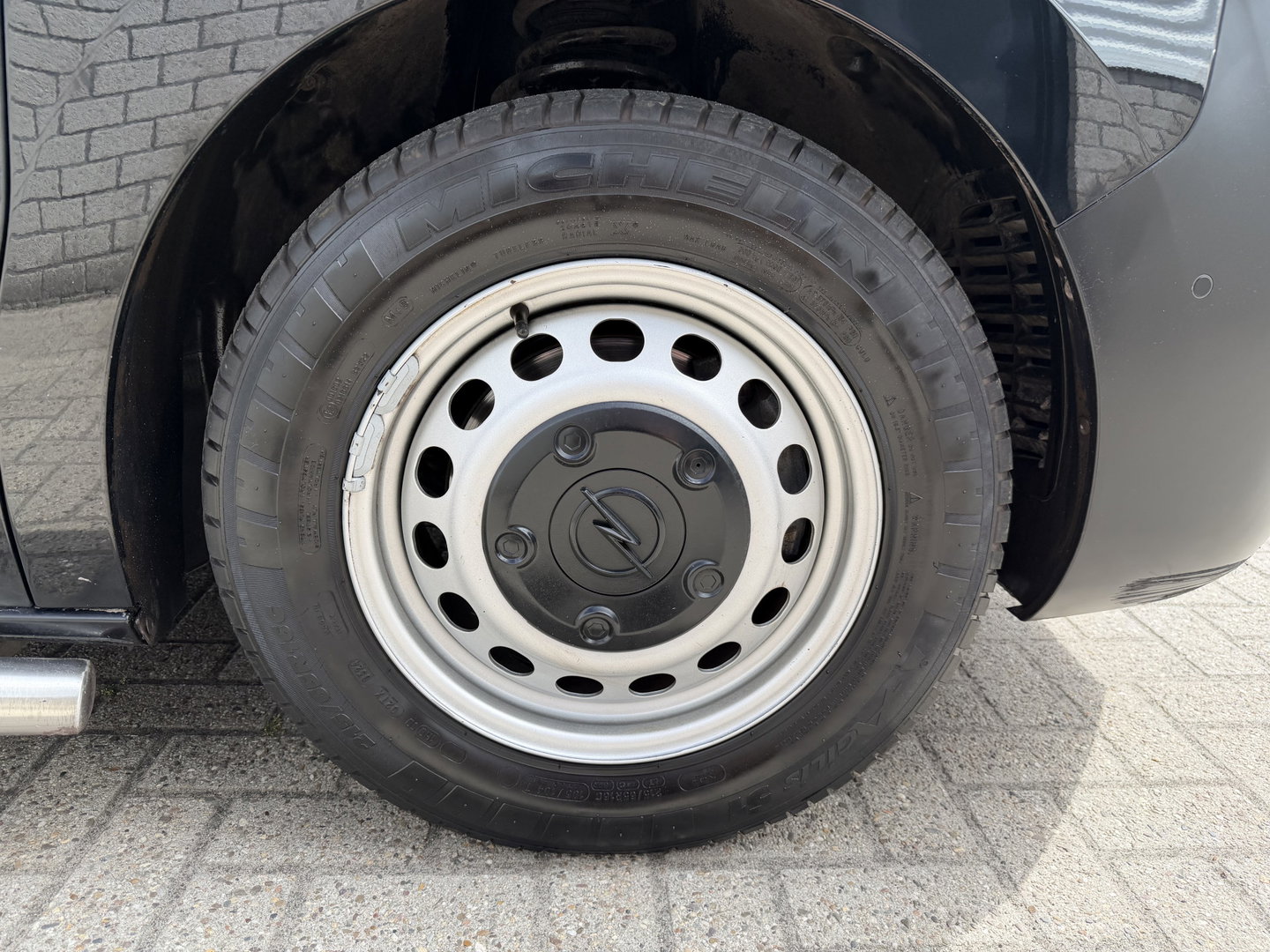 Opel Vivaro 1.5 CDTI L2H1 Edition / vaste prijs rijklaar € 18.950 ex btw / euro 6 / bpm vrij / lease vanaf € 319 / dubbele schuifdeur / zwart metallic / trekhaak / pdc voor en achter