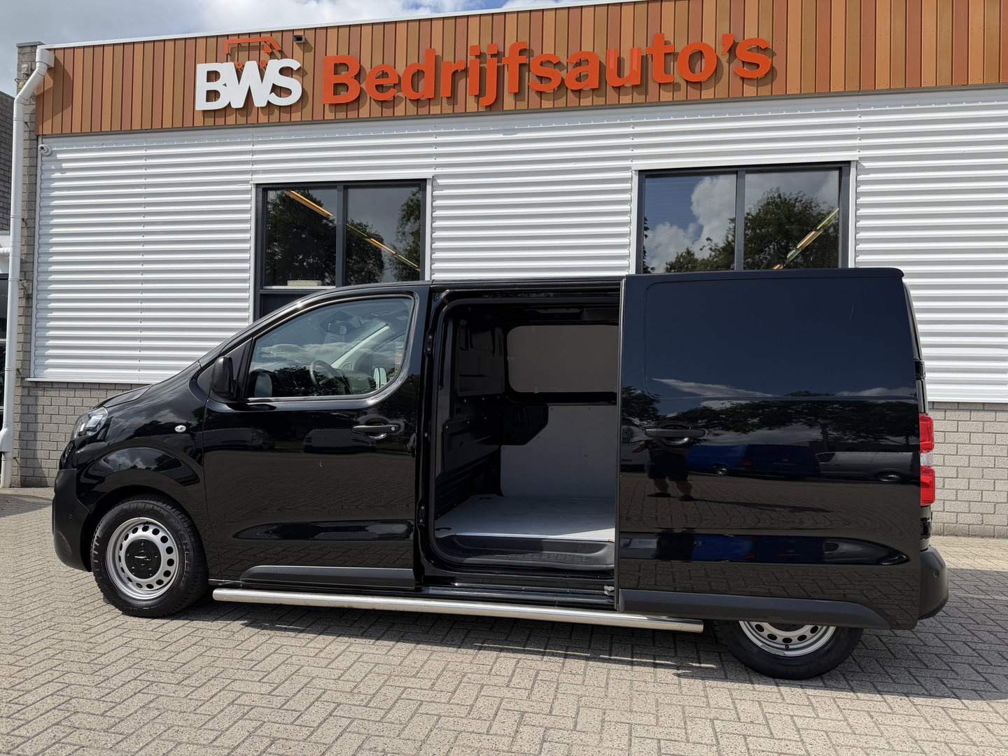 Opel Vivaro 1.5 CDTI L2H1 Edition / vaste prijs rijklaar € 18.950 ex btw / euro 6 / bpm vrij / lease vanaf € 319 / dubbele schuifdeur / zwart metallic / trekhaak / pdc voor en achter
