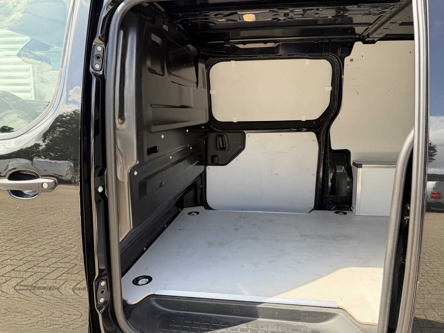 Opel Vivaro 1.5 CDTI L2H1 Edition / vaste prijs rijklaar € 18.950 ex btw / euro 6 / bpm vrij / lease vanaf € 319 / dubbele schuifdeur / zwart metallic / trekhaak / pdc voor en achter