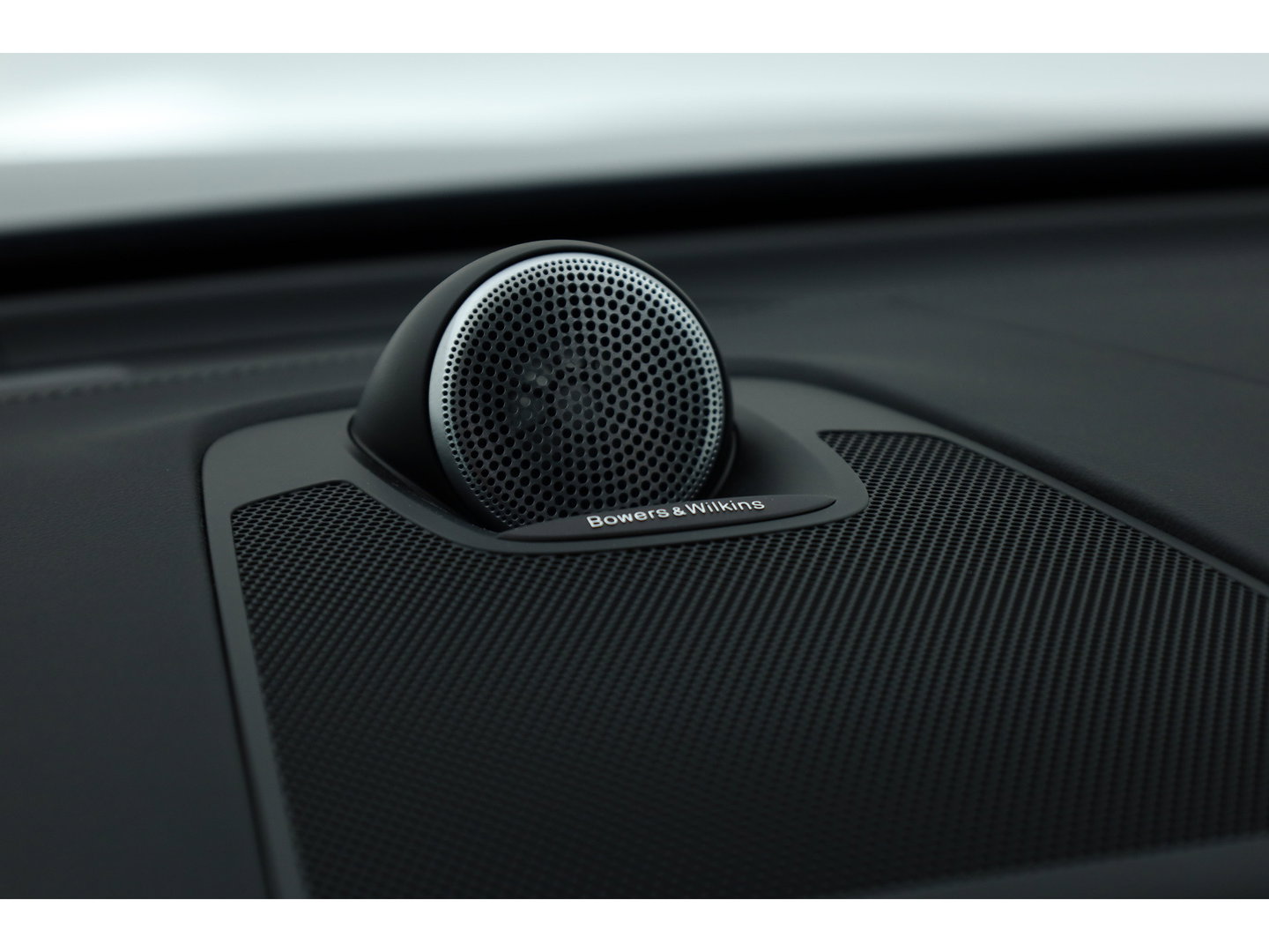 Volvo XC60 2.0 T6 Plug-in hybrid AWD Ultra Dark | Luchtvering | Bowers & Wilkins | Massage | Stoelventilatie | 360 camera | HUD |