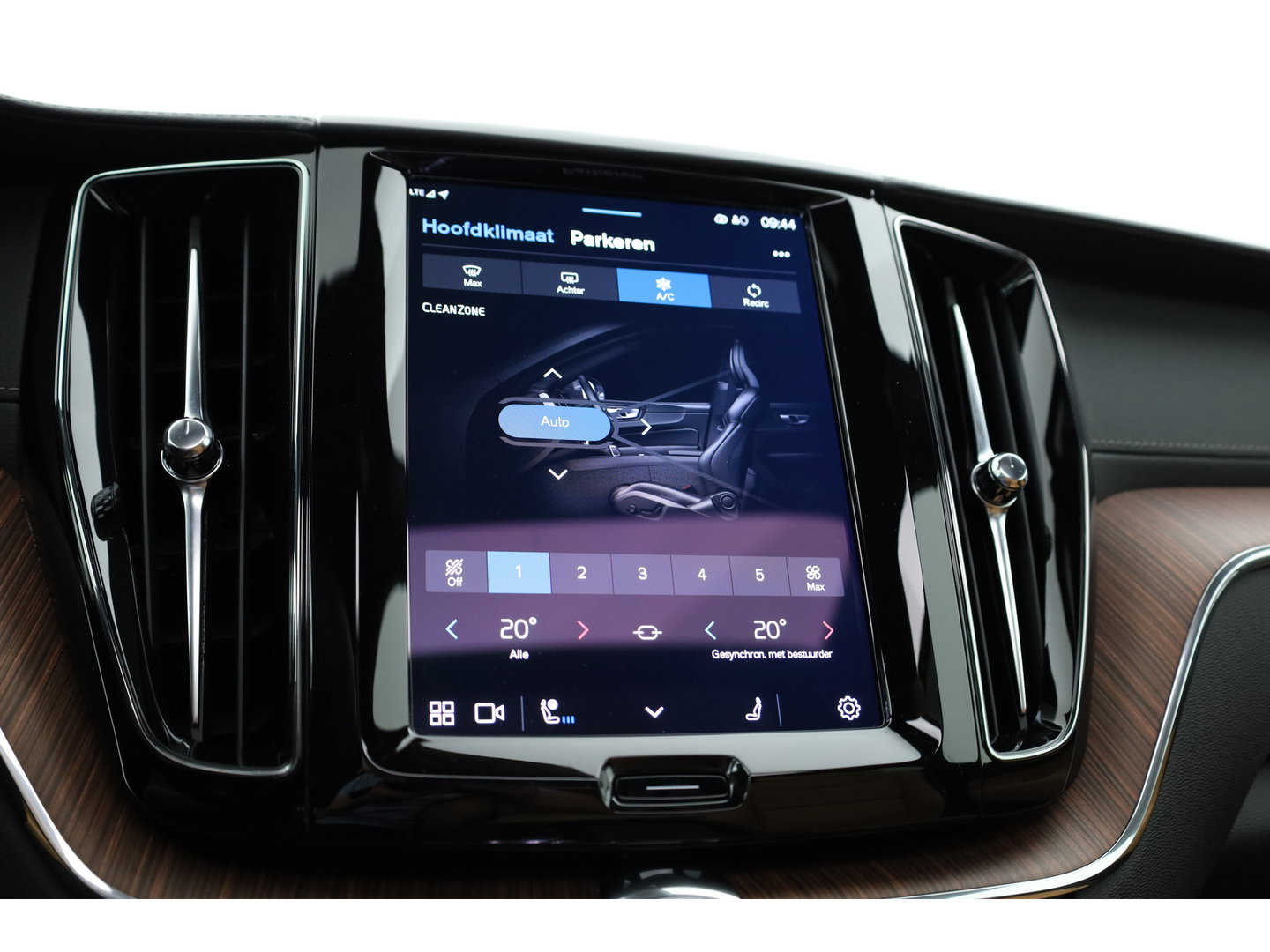 Volvo XC60 2.0 T6 Plug-in hybrid AWD Ultra Dark | Luchtvering | Bowers & Wilkins | Massage | Stoelventilatie | 360 camera | HUD |