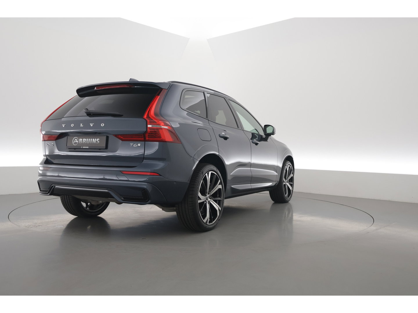 Volvo XC60 2.0 T6 Plug-in hybrid AWD Ultra Dark | Luchtvering | Bowers & Wilkins | Massage | Stoelventilatie | 360 camera | HUD |