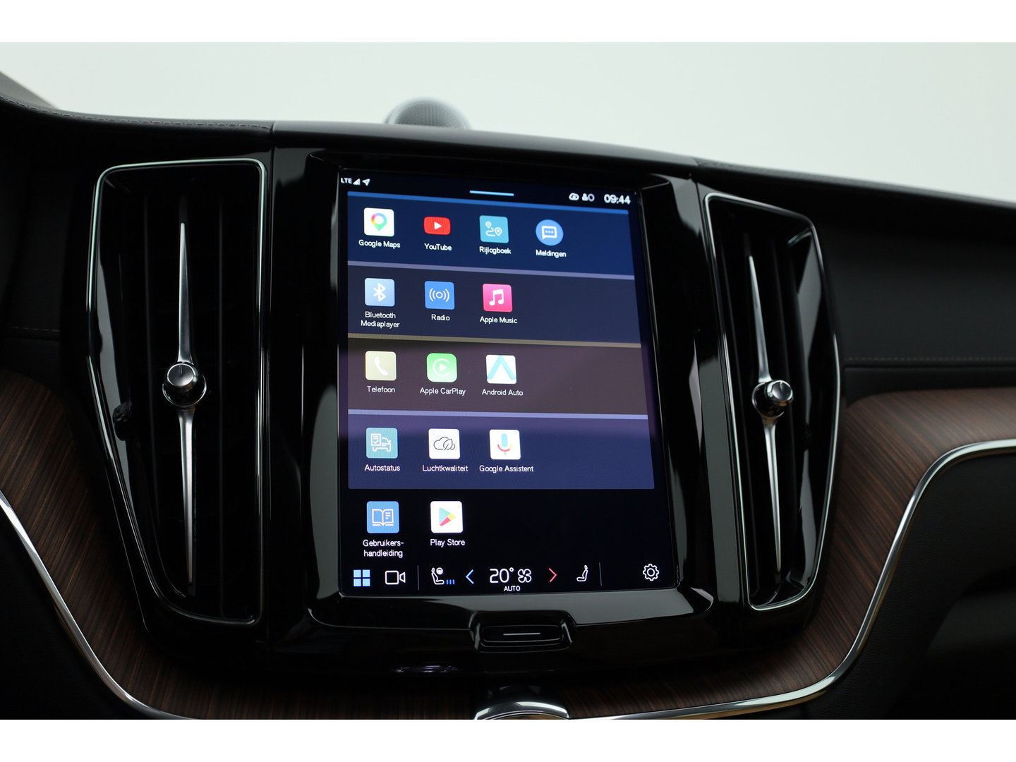 Volvo XC60 2.0 T6 Plug-in hybrid AWD Ultra Dark | Luchtvering | Bowers & Wilkins | Massage | Stoelventilatie | 360 camera | HUD |