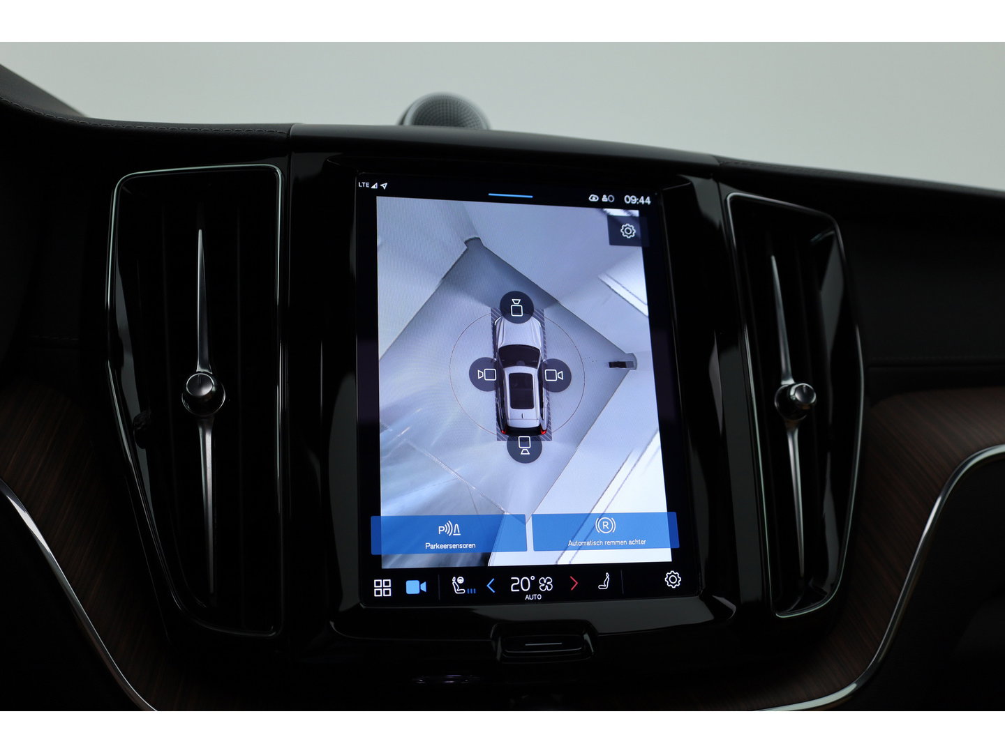 Volvo XC60 2.0 T6 Plug-in hybrid AWD Ultra Dark | Luchtvering | Bowers & Wilkins | Massage | Stoelventilatie | 360 camera | HUD |