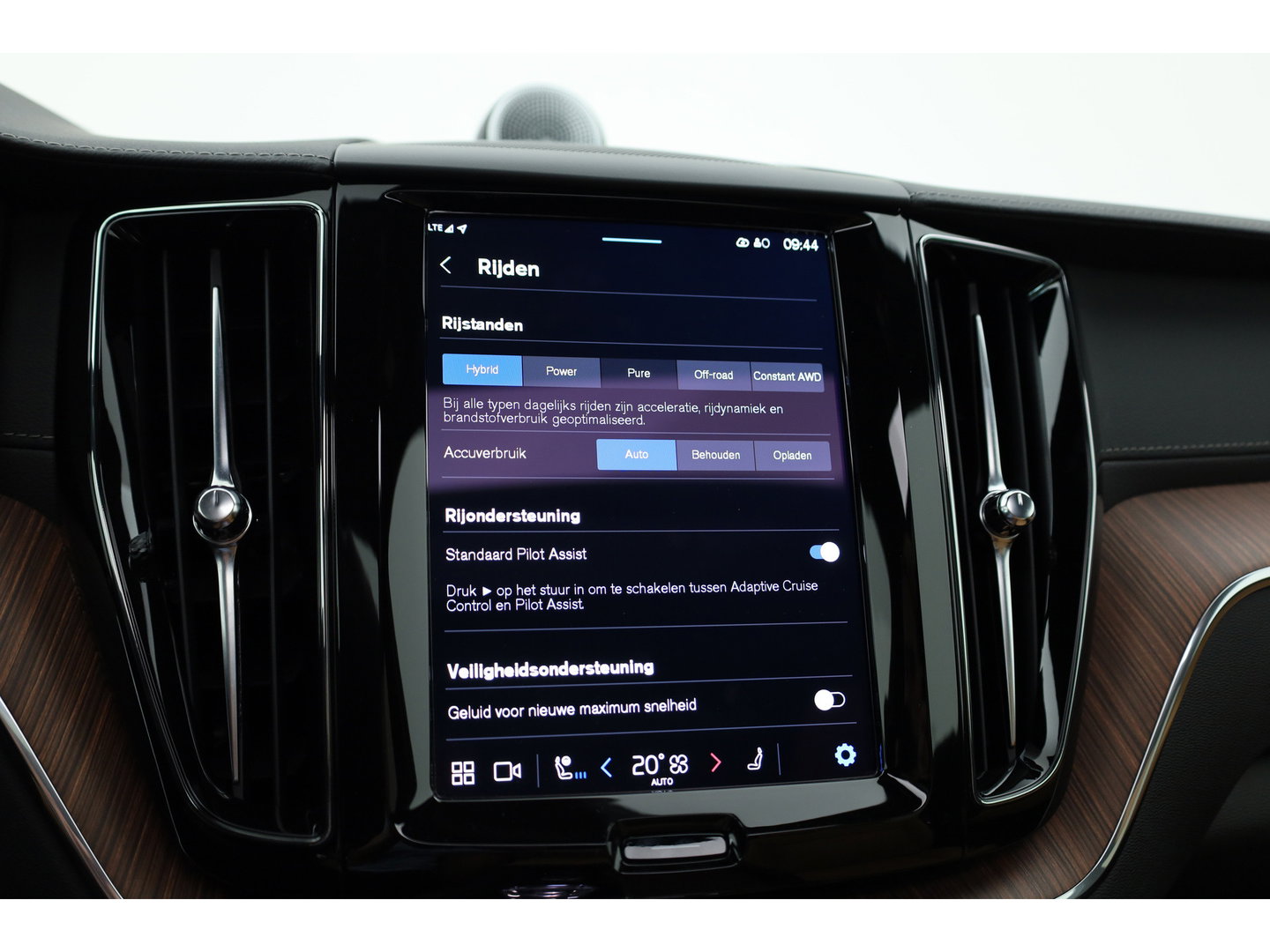 Volvo XC60 2.0 T6 Plug-in hybrid AWD Ultra Dark | Luchtvering | Bowers & Wilkins | Massage | Stoelventilatie | 360 camera | HUD |