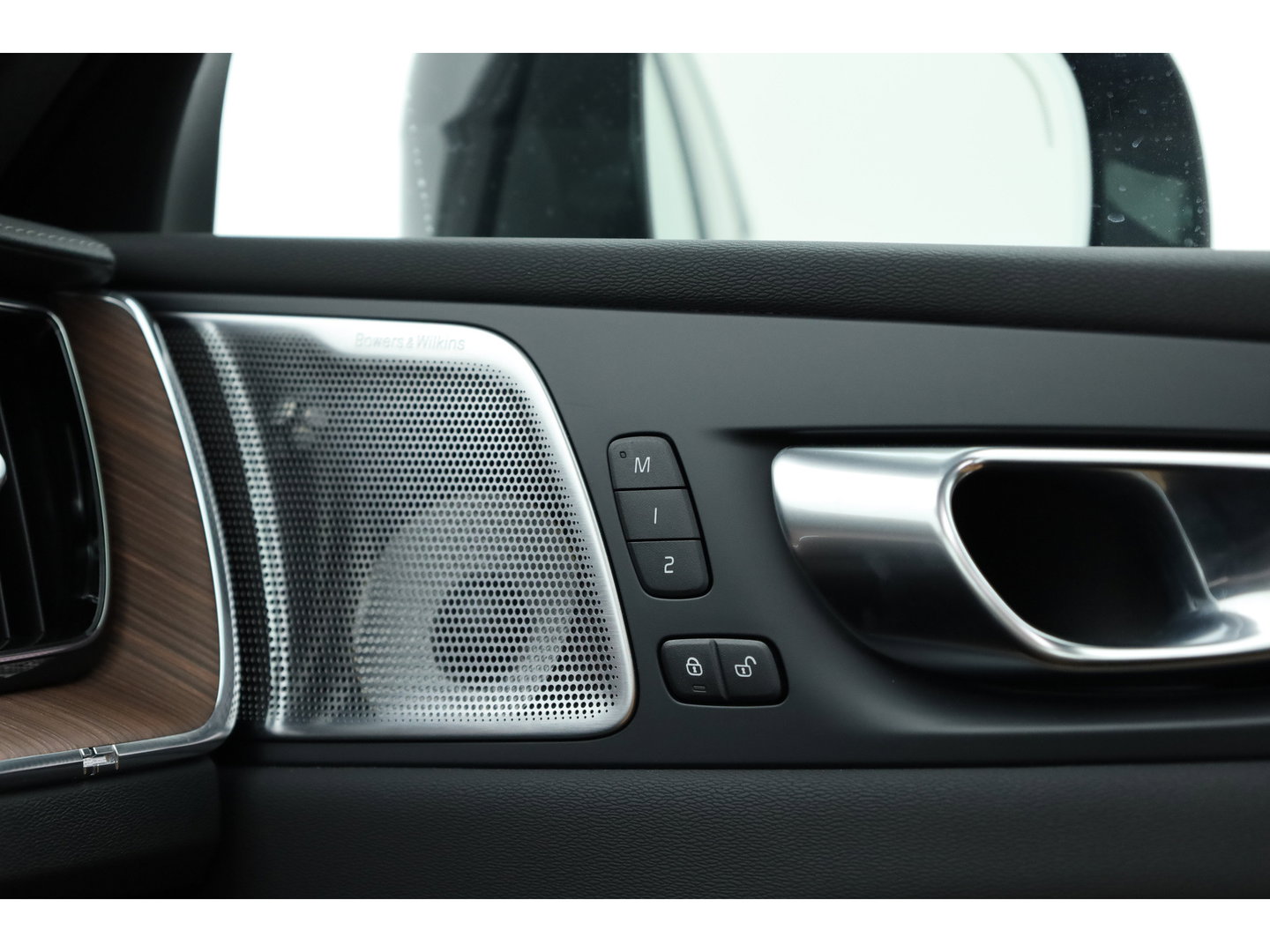 Volvo XC60 2.0 T6 Plug-in hybrid AWD Ultra Dark | Luchtvering | Bowers & Wilkins | Massage | Stoelventilatie | 360 camera | HUD |
